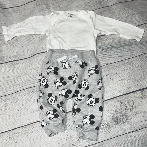 Baby Disney outfit size 3-6 months - Picture 1 of 3